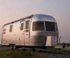 Aanhangwagen of caravan te reizen. Stacaravan, gesloten aanhangwagen die omlaag door een ander voertuig getrokken