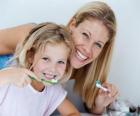 Meisje haar tanden poetsen, een essentiële praktijk tandheelkundige gezondheid