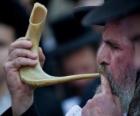 Mens de sjofar spelen. Wind muziekinstrument typische van Joodse feestdagen