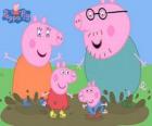 De familie van de varkens spelen met de plassen
