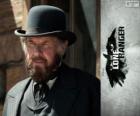 Latham Cole (Tom Wilkinson) in de film Lone Ranger