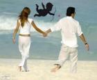 Paar in liefde lopen langs het strand