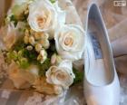 Boeket en schoen voor de bruid