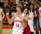 Gabriella Montez omarmt Troy Bolton