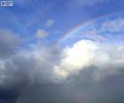 Regenboog tussen wolken