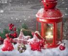 Kerst lamp met brandende kaars en hulst decoraties