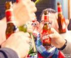 Toast of een cheers tussen vrienden met bier