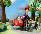 Postman Pat met zijn motorfiets