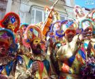 Krewe harlekijns. Grupo sale a la calle a interpretar su música y baile para celebrar el carnaval