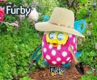 Grappige Furby tuinman met hoed en hulpmiddelen voor het werken in de tuin