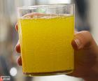 Een glas van Fanta Orange, is een verfrissend drankje met gas, eigendom van The Coca-Cola Company. Er zijn meer dan 100 smaken