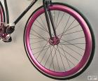 Voorwiel van een fiets met roze velg