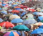 Strand parasols van kleuren varieerden in een dag op het strand