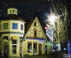 Straat met kerstverlichting