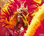 Meisje dansen op carnaval met een mooie oranje jurk