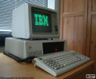 IBM PC 5150 (1981) met toetsenbord en groene monitor. Het is de voorloper van de huidige personal computers