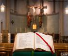 De Bijbel in de katheder, wachten op de parochianen