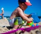 Een kind spelen op het strand