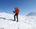 Bergbeklimmer tijdens een oversteek van hoge bergen in de winter