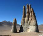 De Hand van de woestijn is een beeldhouwwerk dat is gelegen in de Atacama woestijn tot 75 km ten zuiden van de stad van Antofagasta, Chili. Het is het werk van de Chileense beeldhouwer Mario Irarrázabal (1992)
