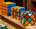 Verschillende soorten de Rubiks kubus een mechanische puzzel 3d uitgevonden in 1974 door Erno Rubik