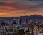 Prachtige zonsondergang in Barcelona van Montjuïc, deel van de stad en de tibidabo in de achtergrond