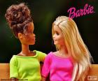 Barbie op een bankje, praten met een haar vriend