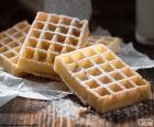 Wafels met suiker icing, gesmoord is warm geserveerd en hen kunnen toevoegen, chocolade, jam, fruit enz...