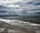 Foto van een bewolkte dag in een strand van de Oostzee Zee, ten noorden van Europa