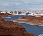 Lake Powell is een kunstmatig meer op de Colorado rivier met een lengte van bijna 300 km. gelegen tussen Arizona en Utah, Verenigde Staten