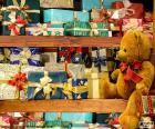 Schappen vol cadeaus voor kerst, zelfs een teddybeer