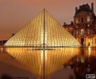 De piramide van het Louvre Museum is gelegen op de binnenplaats van het Louvre Museum in Parijs, die toegang tot het gebouw geeft. Werd ontworpen door de architect Ieoh Ming Pei