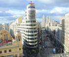 De Gran Vía is een van de belangrijkste straten van Madrid, ze vindt bioscopen, theaters en winkels