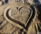 Prachtige hart getrokken op het zand van het strand