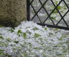 Hagel is een vorm van neerslag die uit kleine gelaagde ijsklompen bestaat