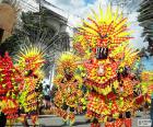 Een paar kleurrijke kostuums voor Carnaval tijdens de parade