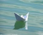 Een papier boot varen in het water, om een goede tijd in het zwembad spelen, vlot, of in de badkuip