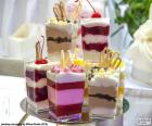 Desserts geserveerd in individuele bekers van kaas mascarpone kaas met fruit, of veel andere ingrediënten