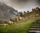 Dargavs staat bekend als de "stad van de dood", is een oude necropolis gevuld met graven of crypten. Noord-Ossetië, Rusland