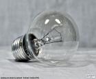 De klassieke gloeilamp is een apparaat dat produceert licht door het verhitten van een metalen filament, inefficiënt