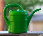 Een groene plastic gieter, wordt gebruikt voor het planten water geven