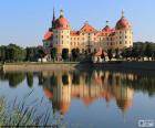 Het paleis van Moritzburg is een barok paleis gelegen in de stad van Moritzburg, Saksen, Duitsland