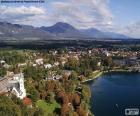 Afbeelding van de mooie stad van Bled, gelegen aan de oevers van Lake Bled in de Julische Alpen, Slovenië