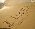 De zin I LOVE YOU, geschreven in het zand van het strand