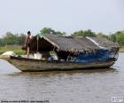 De sampan is een Chinese houten boot met de vlakke bodem, gebruikt in China en Zuidoost-Azië