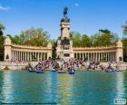 De vijver van El Retiro Park en het monument aan Alfonso XII, Madrid, Spanje