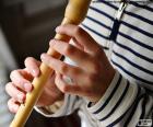 Leren spelen van de fluit, een van de meest gebruikte door leraren instrumenten voor de inleiding van studenten in de muziek