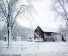 Een winterlandschap met een besneeuwde schuur