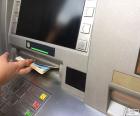 Een geldautomaat is een vending machine gebruikt voor het onttrekken van geld, maakt gebruik van een computerprogramma te bedienen