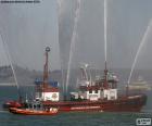 Een blusboot. van San Francisco tonen hun mogelijkheden van uitsterven